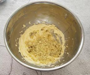 加入过筛的蛋黄，启动打蛋器搅打均匀，一定要是蛋黄与黄油完全融合在一起