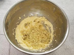 加入过筛的蛋黄，启动打蛋器搅打均匀，一定要是蛋黄与黄油完全融合在一起