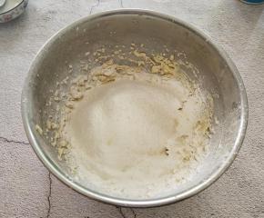 筛入低筋面粉和玉米淀粉，用刮刀翻拌均匀，不干不湿，做出来的饼干口感才好