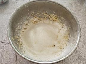筛入低筋面粉和玉米淀粉，用刮刀翻拌均匀，不干不湿，做出来的饼干口感才好