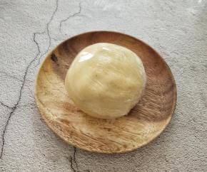 包上保鲜膜，放入冰箱冷藏30分钟