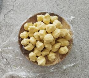 从冰箱取出面团，分成均匀等分的小面团，这边分成了35份，约十克一份