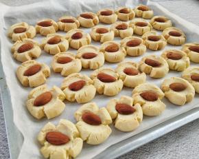 放入预热好的烤箱中层，170°，15到20分钟，边微黄，每家烤箱温度不同，温度及时间适量调整，看各家的烤箱性能来