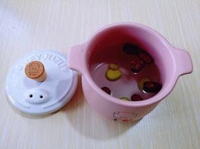 加入切好的姜片，洗干净的红枣！
