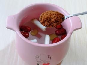 加入大葱，大葱切长段，不要切太短！加入两小勺红糖！