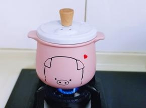 放煤气灶上中火烧开，转小火煮15-20分钟！