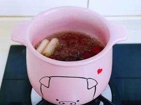 红枣，大葱在沸水中飘舞！