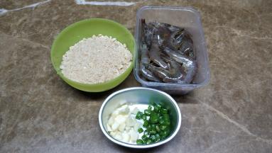 材料：面包糠、虾处理好放入料酒腌15分钟、姜、蒜、杭椒切好