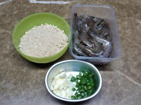 材料：面包糠、虾处理好放入料酒腌15分钟、姜、蒜、杭椒切好