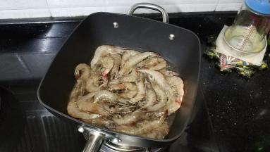 锅里放多一点油，倒入虾