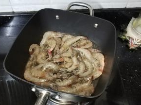 锅里放多一点油，倒入虾