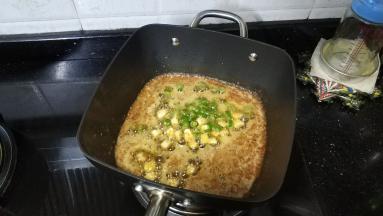 锅里剩油不要倒，直接放入配料爆出香味