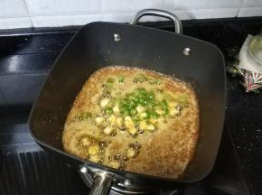 锅里剩油不要倒，直接放入配料爆出香味