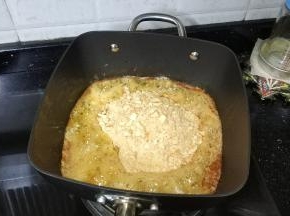 倒入面包糠炸脆