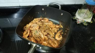 放入虾、盐、糖炒均匀即可