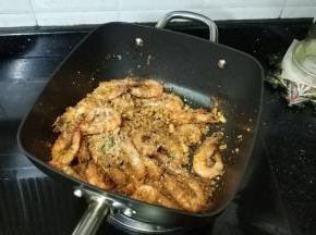 放入虾、盐、糖炒均匀即可