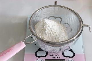 称重低筋面粉，过筛一次，烤箱根据自己的时间，提前至少10分钟预热，温度是160度上下火。