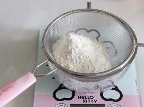 称重低筋面粉，过筛一次，烤箱根据自己的时间，提前至少10分钟预热，温度是160度上下火。