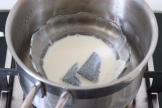 放入奶锅中，隔热水，或者直接开火煮开，浸泡茶包10分钟左右。