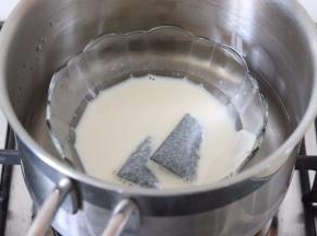 放入奶锅中，隔热水，或者直接开火煮开，浸泡茶包10分钟左右。