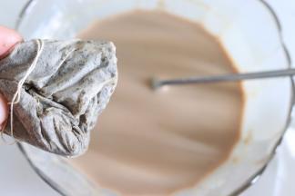 取出后，挤干茶包中的奶液（注意防烫），放凉。