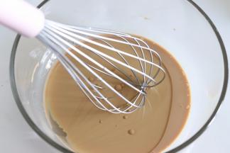 倒入玉米油,搅拌均匀，无大油花。