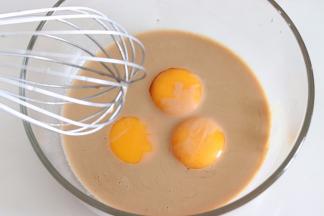 加入蛋黄，充分的搅拌，乳化，蛋液有蓬松感，且气泡比较密实，这步需要多搅拌一会。