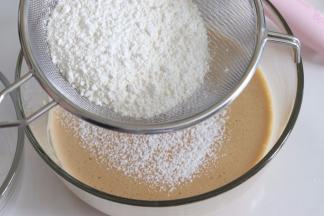 再次过筛低筋面粉到蛋黄液中。