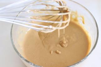 拌匀到无面粉颗粒，得到比较细腻的蛋黄糊，覆盖保鲜膜待用。