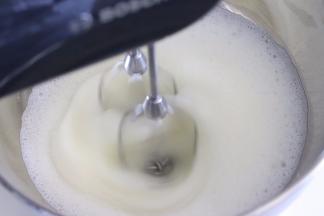 继续搅打到出现小的气泡加入剩余的一般细砂糖。