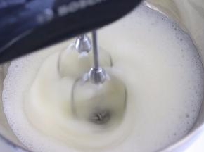 继续搅打到出现小的气泡加入剩余的一般细砂糖。