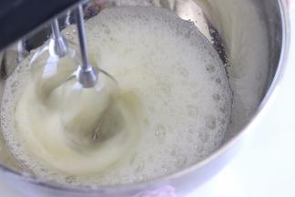 蛋清用电动打蛋器打散，出现大的气泡后，加入1/3的细砂糖。