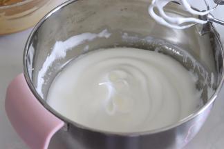 等到蛋白出现有光泽而且细腻的状态，拉出打蛋器有小尖勾即可（干性偏软一点），就得到了蛋白霜