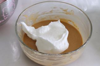 取一部分蛋白霜到蛋黄糊中，用刮刀翻拌均匀。