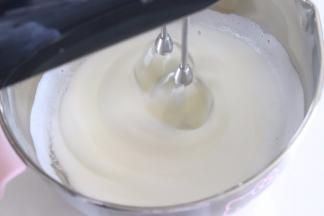 直到出现纹路后，把糖全部倒入。