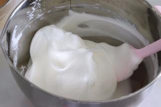 蛋白霜需要手动搅匀一下，更加细腻，拿出蛋黄糊，搅拌一下。