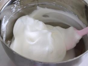 蛋白霜需要手动搅匀一下，更加细腻，拿出蛋黄糊，搅拌一下。