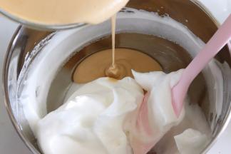 倒入剩余的蛋白霜中，继续翻拌，直到混合均匀。