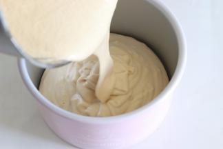 状态依旧是比较有光泽，而且有一点的稠度，如果太稀就有可能是消泡了，需要注意翻拌手法。倒入准备好的，学厨6寸圆模中。