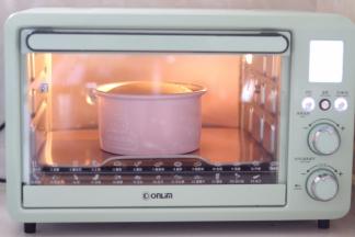 放入预热好的烤箱，调整烤箱温度，150度，45分钟。