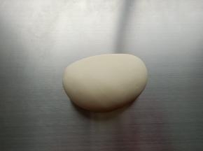 1.主材料揉成光滑的面团
