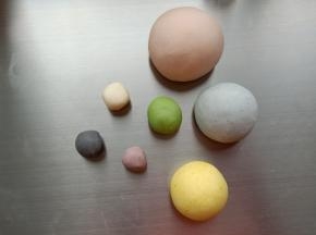 2.85克粉色面团，35克蓝色面团，35克黄色面团，10克绿色面团，5克黑色面团，10克紫色面团，剩余白色面团备用
