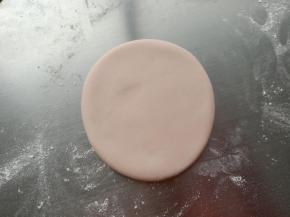 3.粉色面团擀成面片，厚度大约是7.8mm厚
