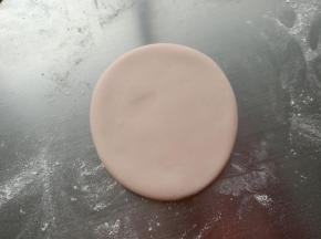 3.粉色面团擀成面片，厚度大约是7.8mm厚
