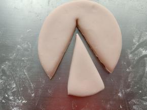 4.用刮板切一个三角形，大小大概重30克左右
