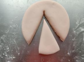 4.用刮板切一个三角形，大小大概重30克左右
