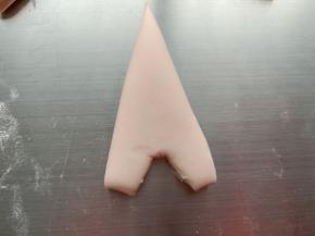 5.下面切一个小三角形，切出派大星的腿形来
