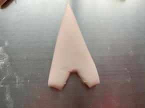 5.下面切一个小三角形，切出派大星的腿形来
