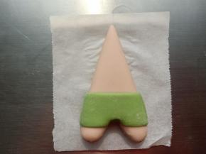 6.绿色面团擀薄片，切成适量长度的长条，粘到派大星腿部
