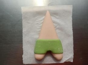 6.绿色面团擀薄片，切成适量长度的长条，粘到派大星腿部
